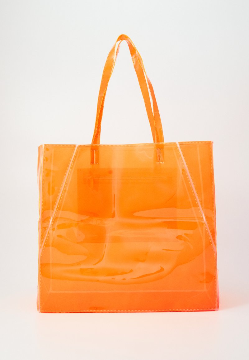 Gjennomsiktig oransje tote bag med to håndtak, med en rektangulær form og sømmer, som viser en blank finish.