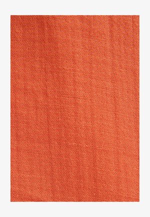 Pomarančna teksturirana lanena tkanina z wove vzorcem in vidnimi vlakni, ki prikazuje mehak zaključek in srednje težo.