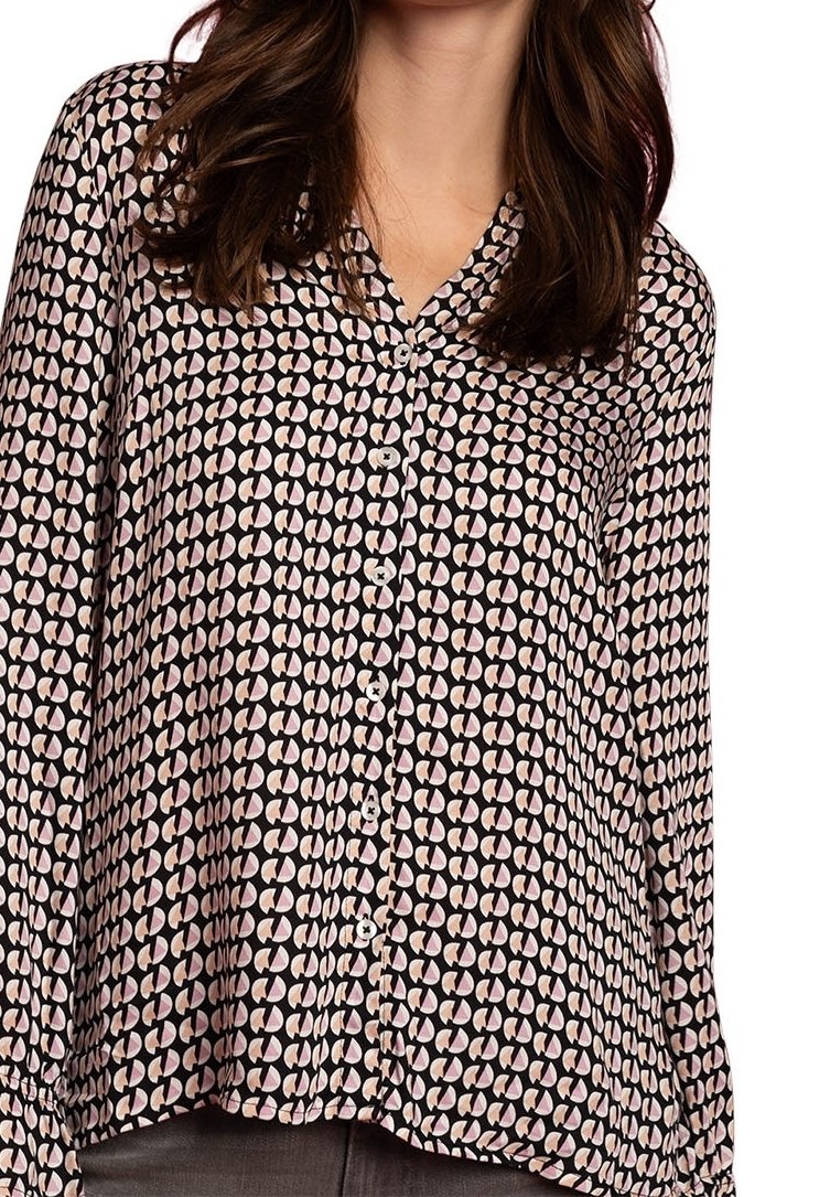Blouse à manches longues noire avec un motif de formes ovales rose et blanche, dotée d'un boutonnage sur le devant et d'un col classique. Tissu doux.