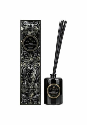 Sort glasdiffuser med sorte rør, pakket i en dekorativ sort og guldboks med intrikate mønstre og et rundt etikette.