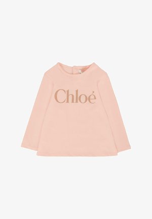 Maglietta rosa a maniche lunghe per bambini realizzata in morbido cotone, con un colletto rotondo e il logo dorato "Chloé" stampato sul davanti.