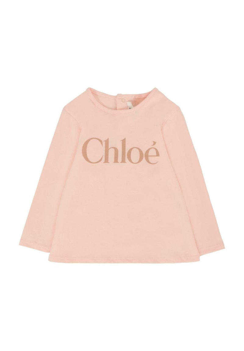 Maglietta rosa a maniche lunghe per bambini realizzata in morbido cotone, con un colletto rotondo e il logo dorato "Chloé" stampato sul davanti.
