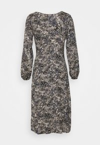 Robe à manches longues en tissu à motifs présentant des nuances de bleu marine, crème et taupe, avec une coupe ample et un col rond.