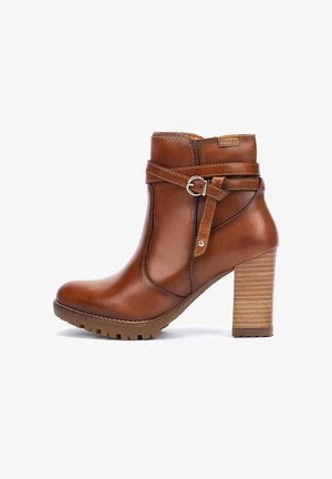 Braune Leder-Ankle-Boots mit einem Seitenschnallen-Detail, einem strukturierten Holzabsatz und einer robusten Sohle für besseren Halt.