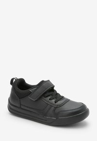 Chaussure de sport noire en cuir synthétique lisse avec des accents en maille. Caractéristiques d'une sangle Velcro et d'un design à lacets, avec un bout arrondi.