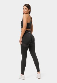 Carpatree ALLURE SEAMLESS  - Neliela atbalsta sporta krūšturis - metallic black