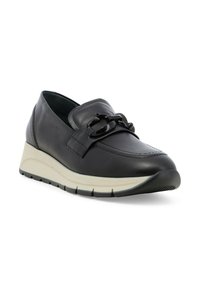 Scarpa nera in pelle slip-on con suola a zeppa, caratterizzata da un accento a catena sulla tomaia e un intersuola bianca a contrasto. Texture liscia.