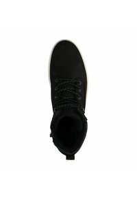 Zwarte enkelboot van suede, voorzien van zwarte veters en een textuur binnenin. Witte rubberen zool met een lus aan de achterkant. Bovenaanzicht.