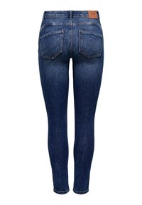 Tmavě modré úzké džíny z denimu, s vysokým pasem, dvěma zadními kapsami a hnědým koženým štítkem na pásku.