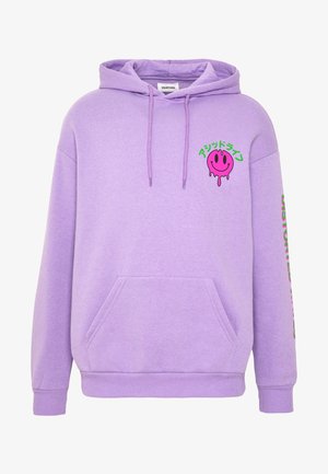 Lavendelkleurige hoodie met voorzak, groene Japanse tekst en roze druppelende smiley op de borst, met bijpassende mouwtekst in roze en groen.