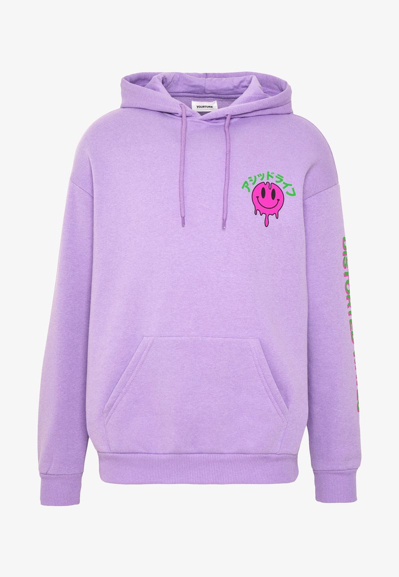 Sweat à capuche lavande avec poche avant, texte japonais vert, et visage souriant rose dégoulinant sur la poitrine, avec texte assorti sur la manche en rose et vert.