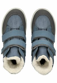 Zapatillas altas de tela azul con detalles en gris y azul, que cuentan con dos correas de Velcro ajustables y un forro suave y peludo alrededor de la abertura.