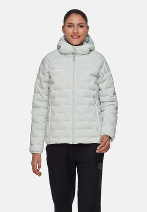 Lys blå pufferjakke med hætte, quiltet design, lynlås i lukningen og sidelommer. Materialet ser glat og isoleret ud.