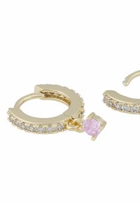 Guldörhängen med en rad av klara ädelstenar och en hängande rosa sten. Slät yta med polerad finish.