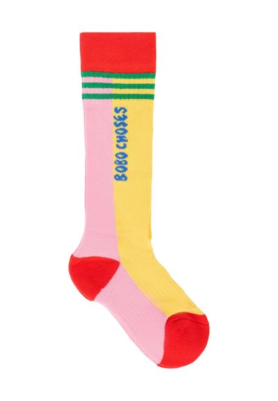 Calzini alla caviglia colorati con una cuffia rossa, corpo rosa e giallo con strisce, e testo blu che dice "BOBO CHOSES". Tessuto in maglia texturizzata.