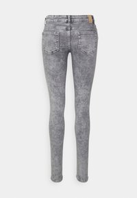 Šedé džíny skinny z denimu s vybledlým praním, středním pasem, dvěma zadními kapsami a elegantním přiléhavým designem.