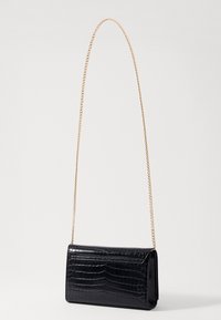Clutch nera in faux pelle con un motivo testurizzato a coccodrillo, dotata di una lunga tracolla dorata per indossarla a spalla o crossbody.