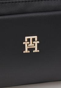 Tommy Hilfiger POPPY REFORM CAMERA BAG - Cross body bag - black