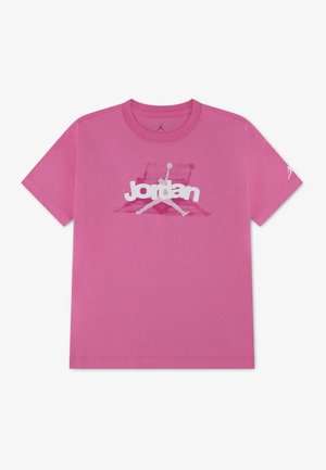 Ružové tričko s krátkym rukávom s bielym nápisom "Jordan" a logom Jumpman umiestnenými na strede hrudníka a malým logom Jumpman na ľavom rukáve.