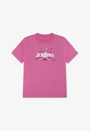 Ružové tričko s krátkym rukávom s bielym nápisom "Jordan" a logom Jumpman umiestnenými na strede hrudníka a malým logom Jumpman na ľavom rukáve.