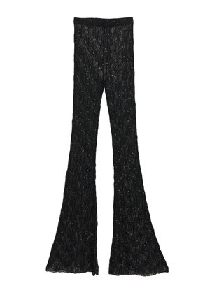 Schwarze, ausgestellte Hosen aus strukturiertem Stoff mit einem Muster aus schimmernden Akzenten. Der Bund ist einfarbig, und die Beine verjüngen sich nach unten.