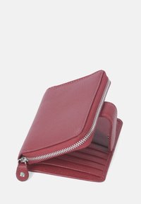 Rode leren portemonnee met een gestructureerd oppervlak, voorzien van een ritsluiting, meerdere kaartsleuven en een compact ontwerp.