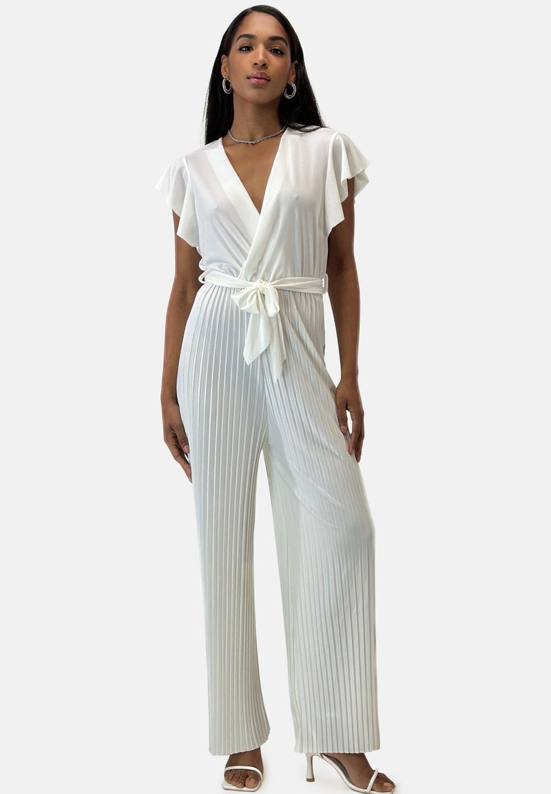Jumpsuit bianco a pieghe con maniche a sbuffo corte, scollo a V e cintura annodata in vita. Realizzato in un tessuto morbido e leggero.
