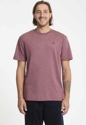 Bordeaux t-shirt, ronde hals, korte mouwen, gemengde katoenen stof, met een klein zwart logo op de linkerkant van de borst, gladde textuur.