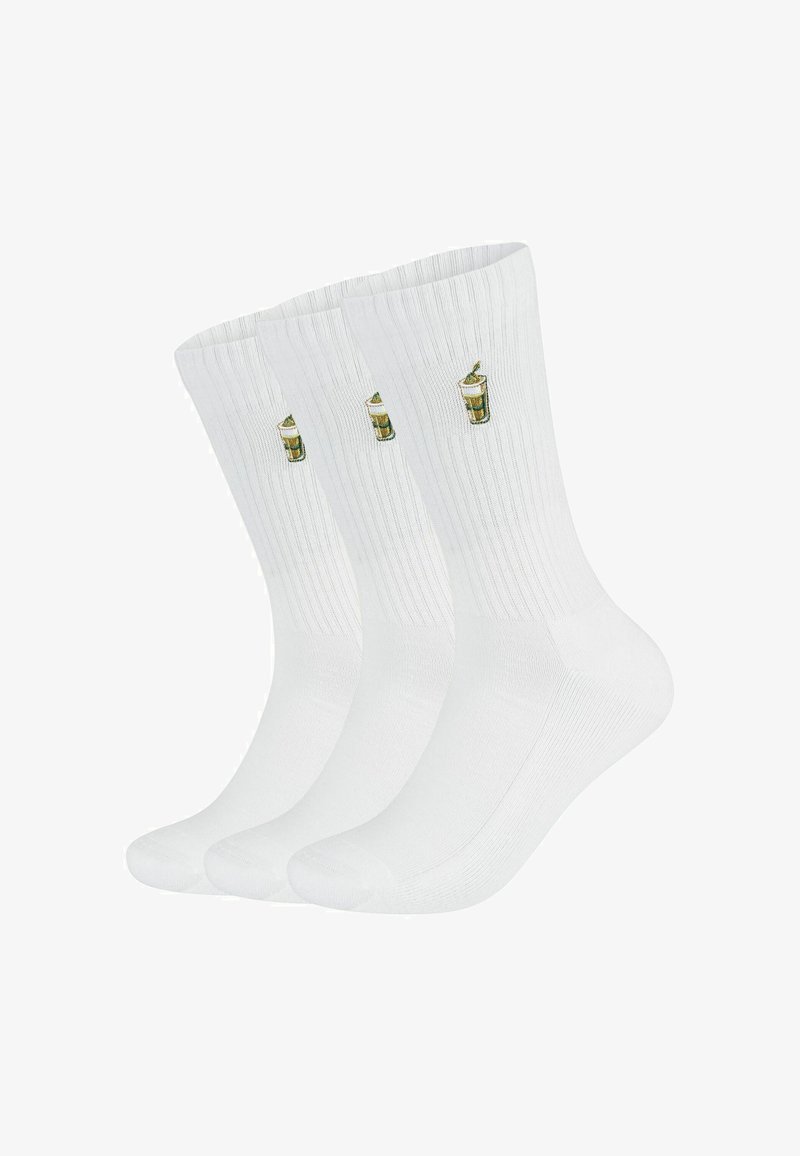 Trzy białe skarpety za kostkę o prążkowanej fakturze z małym haftowanym kubkiem mrożonej kawy w pobliżu górnej krawędzi, ułożone obok siebie.