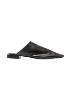 Mule slip-on in pelle nera con punta affilata e tacco basso a blocco, mostrata di profilo su sfondo bianco.