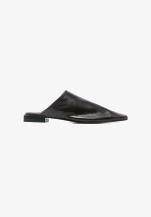 Mule slip-on in pelle nera con punta affilata e tacco basso a blocco, mostrata di profilo su sfondo bianco.