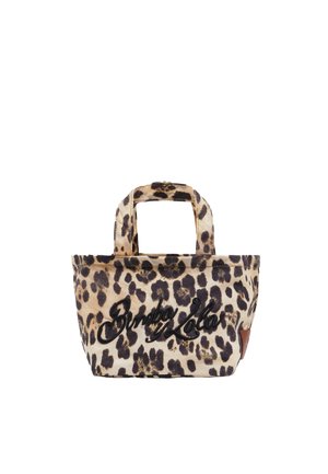 Torba z materiału w leoparda z dwoma krótkimi uchwytami, z czarnym haftowanym tekstem i brązowym skórzanym akcentem z jednej strony.