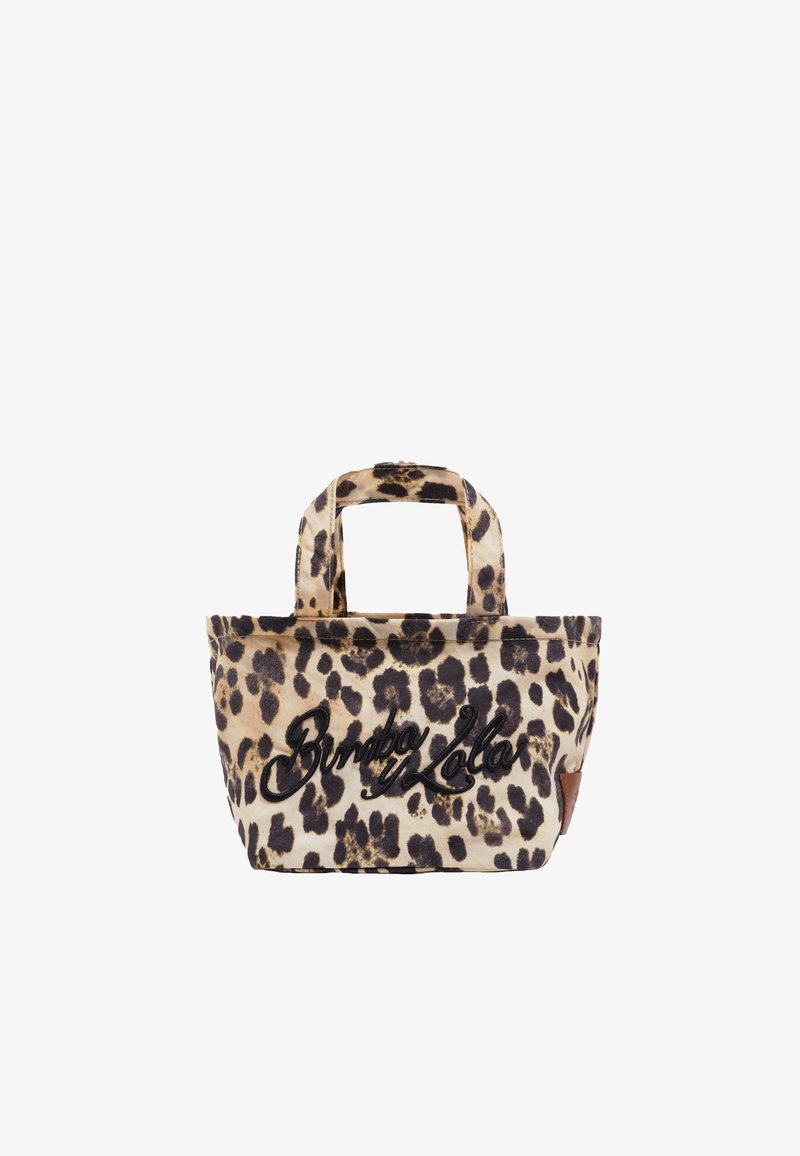 Torba z materiału w leoparda z dwoma krótkimi uchwytami, z czarnym haftowanym tekstem i brązowym skórzanym akcentem z jednej strony.