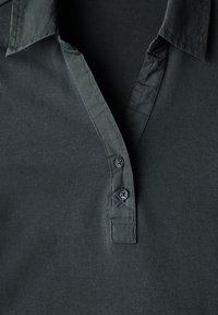 Tmavě šedá polo košile s límečkem, krátkým zapínáním na dva černé knoflíky a jemně texturovanou tkaninou. Čistý design bez vzorů.