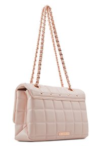 Prošívaná růžová kabelka s jemnou texturou připomínající kůži, zdobená řetízkem a akcenty v odstínu růžového zlata. Přední klopa se zapínáním na stříbrné kovové prvky.