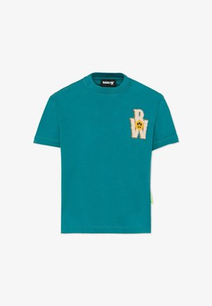 Krótka koszulka z krótkim rękawem w kolorze zielonkawoniebieskim z okrągłym dekoltem, zdobiona beżowymi literami "BW" i żółtą naszywką z uśmiechniętą buźką na lewej piersi.