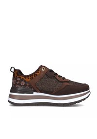 Scarpa sportiva marrone che presenta una combinazione di pelle e tessuto glitterato, dettagli con stampa leopardata e una suola intermedia bianca con suola esterna in gomma scura.