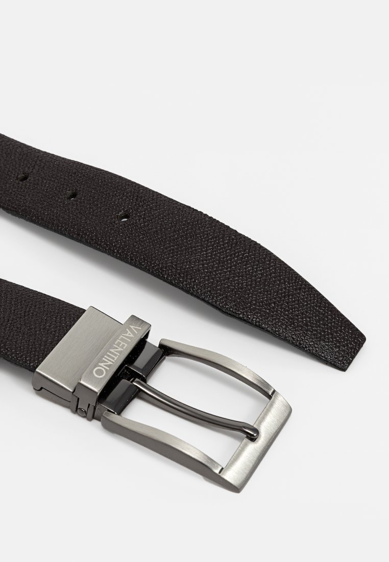 Schwarzer, strukturierteter Leder-Gürtel mit einer silberfarbenen Metallschnalle, die eine rechteckige Form hat und verstellbare Löcher entlang des Riemens aufweist.