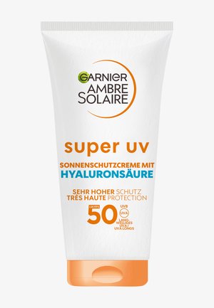 Garnier Ambre Solaire Super UV solcreme med hyaluronsyre, SPF 50, meget høj beskyttelse, hvid tube med orange låg.