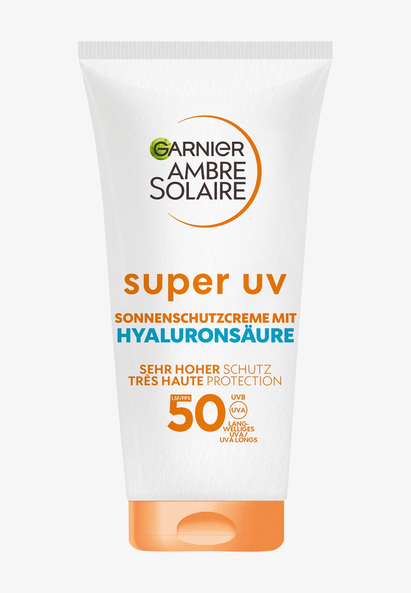Crème solaire Garnier Ambre Solaire Super UV avec acide hyaluronique, SPF 50, très haute protection, tube blanc avec bouchon orange.