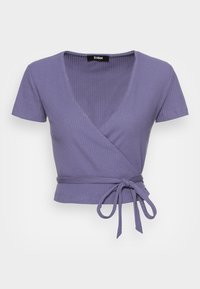 Lila ribbad inwrap-top med korta ärmar och knytning i midjan. Har en djup V-halsringning och texturerad tyg.