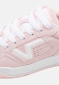 Rosa Wildlederschuhe mit weißen Schnürsenkeln und Akzenten. Mit einer glatten Sohle, perforierten Details und einem geometrischen Logo an der Seite.