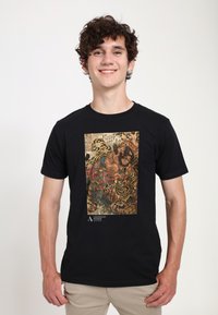 Camiseta negra con un diseño impreso colorido de un guerrero con tigres, patrones intrincados e influencias del arte asiático.