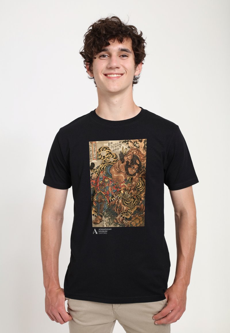 Camiseta negra con un diseño impreso colorido de un guerrero con tigres, patrones intrincados e influencias del arte asiático.