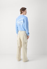 Tommy Jeans AIDEN BAGGY - Cargo trousers - beige