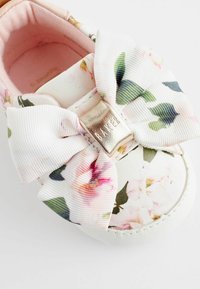 Baker by Ted Baker FLORAL ORGANZA BOW TRAINER PADDERS biały