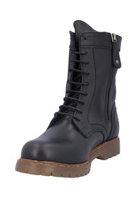 Botín negro de cuero hasta el tobillo con cordones frontales y cremallera lateral, con puntera redonda y una suela duradera color marrón con costuras naranjas en contraste.