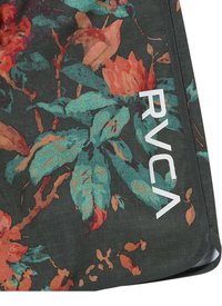 Bloemmotief stof met tinten teal en oranje op een donkere achtergrond; bevat wit "RVCA" logo; gladde textuur.
