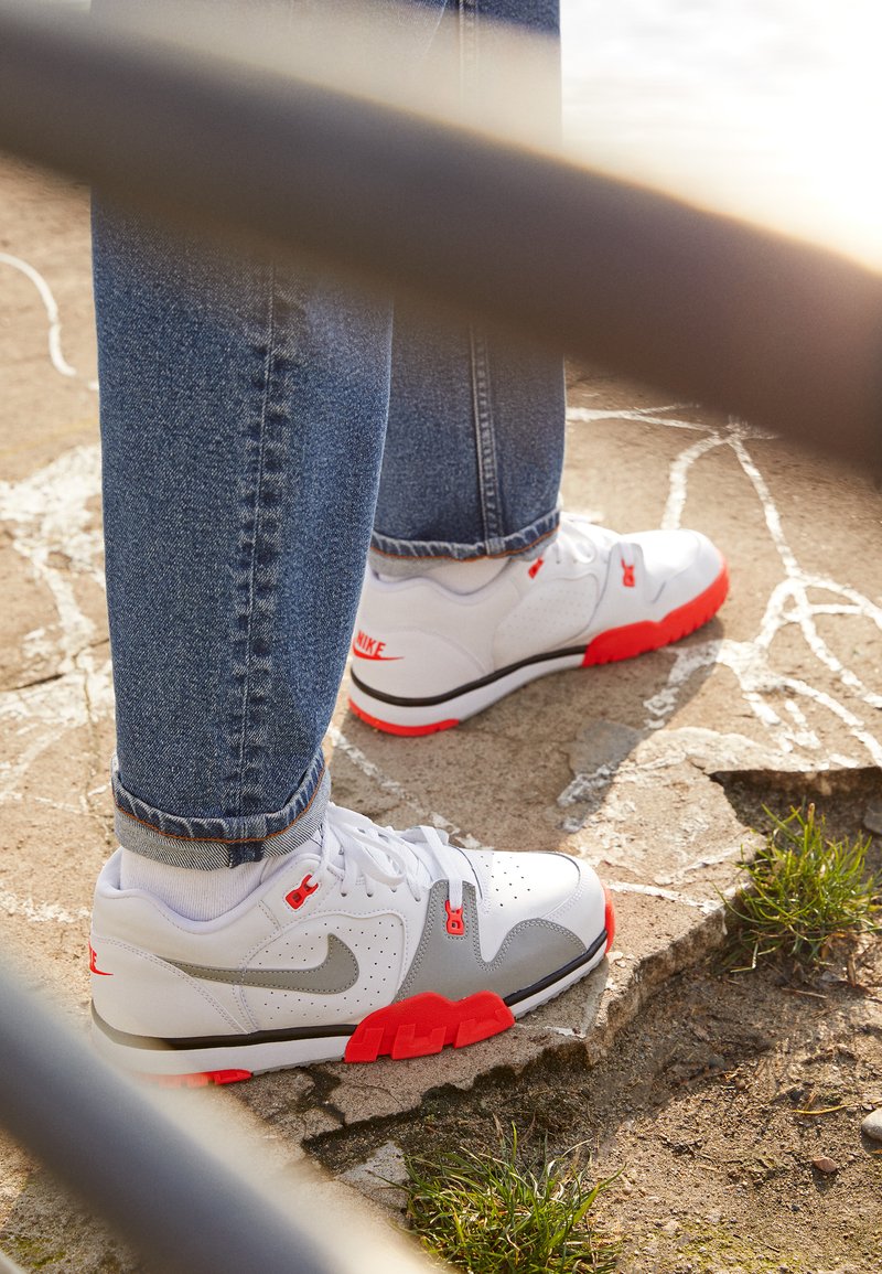 Nike Sportswear CROSS TRAINER - Zapatillas - white/light smoke grey/black/bright crimson/blanco Zalando.es