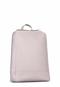 Sac à dos en cuir rose clair de forme rectangulaire, texture lisse, poignée supérieure et fermeture éclair sur un côté. Logo de la marque discret à la base.